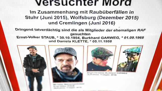 Ein Fahndungsplakat am Amtsgericht Verden. Die frühere RAF-Terroristin Daniela Klette ist gefasst worden, nach den Mittätern ...