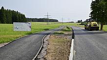 So sieht es aktuell auf dem Brogen aus. Die Fahrbahn ist verbreitert und neu asphaltiert, der Radweg (links) ist neu angelegt und ...