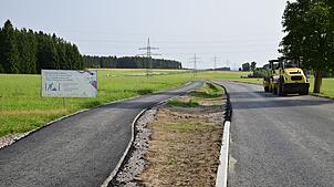 So sieht es aktuell auf dem Brogen aus. Die Fahrbahn ist verbreitert und neu asphaltiert, der Radweg (links) ist neu angelegt und ...
