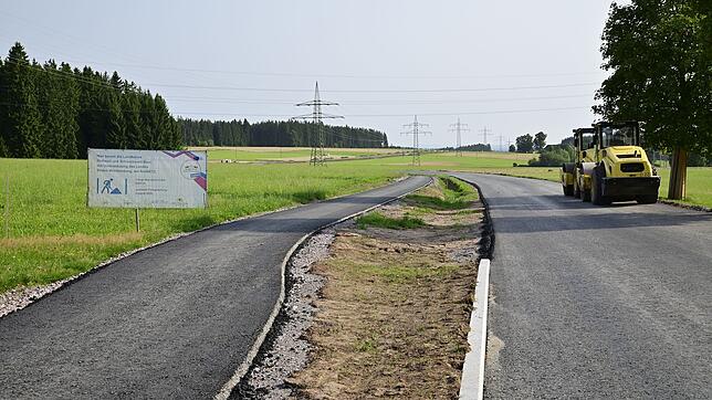 So sieht es aktuell auf dem Brogen aus. Die Fahrbahn ist verbreitert und neu asphaltiert, der Radweg (links) ist neu angelegt und ...
