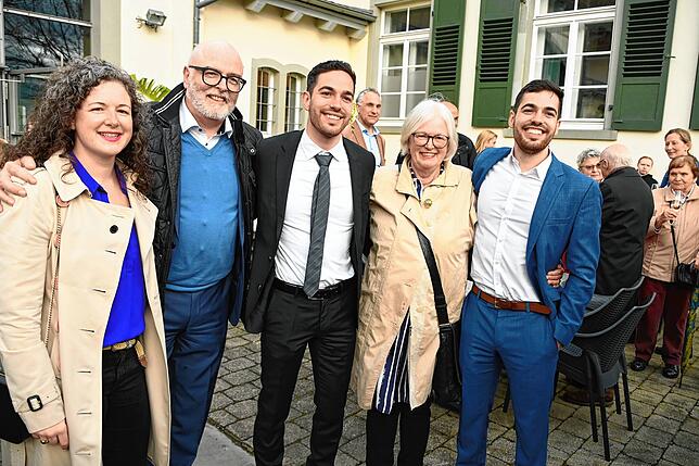 Familienfoto vom Wahlabend 2023, als Christoph Stolz (Mitte) zum Bürgermeister von Bodman-Ludwigshafen gewählt wurde. Neben Schwester ...