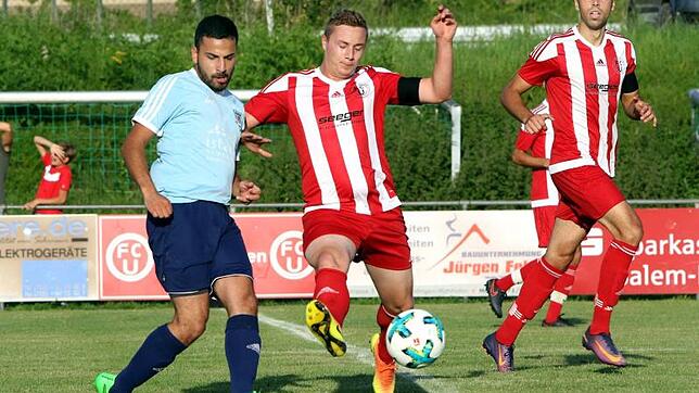 Als bestplatzierter Aufsteiger startet der FC Uhldingen (in der Mitte Robin Scheitler) auf Platz acht in die Rückrunde. Noch mehr auf ...