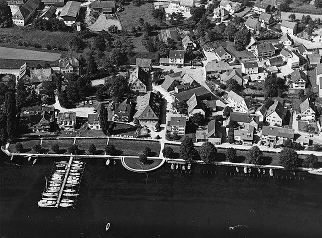 Dieses Luftbild von 1978 zeigt in der Mitte die historische Schlosstorkel.