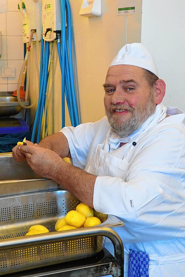 Hier entsteht leckerer schwäbischer Kartoffelsalat, Küchenchef Rolf Hilpert liebt seinen Beruf und die Zusammenarbeit mit seinen Kollegen.