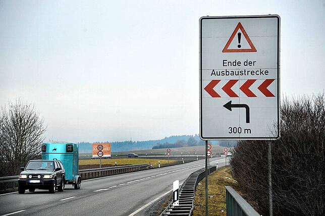 Noch ist hier keine Geradeausfahrt möglich: Die Bundesstraße B 523 endet abrupt bei Villingen. Bild: Jochen Hahne