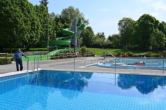 Tiefbecken für den Sprungturm im Vordergrund und Riesenrutsche im Hintergrund sind als wichtige Einrichtungen des Freibades für den ...