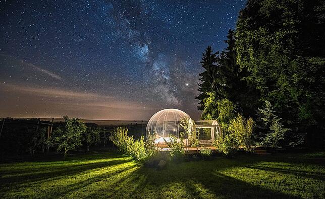 Schlafen unter freiem Himmel und doch geschützt: Das bieten die Bubble-Hotels im Kanton Thurgau, hier ein Foto vom Feierlenhof Altnau.