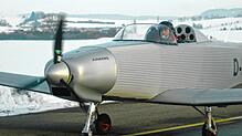 Der Erstflug der A60 mit Pilot Patrick Hauser. Rechts ein Blick in das Cockpit der neu entwickelten Maschine.