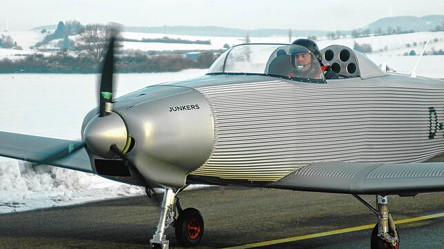 Der Erstflug der A60 mit Pilot Patrick Hauser. Rechts ein Blick in das Cockpit der neu entwickelten Maschine.