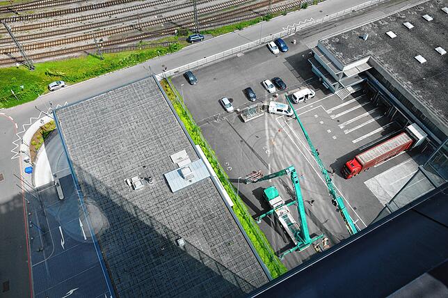 Da unten stehen die Kräne auf dem Werksgelände der Maggi.