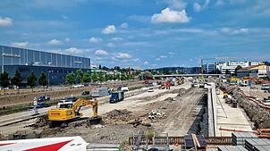 Auf der Baustelle der A81 unweit der Mercedes-Benz Technologiefabrik ist eine Bombe aus dem Zweiten Weltkrieg entdeckt worden. Die Bombe ...