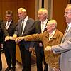 Alle zeigen ein Schmuckstück mit Symbolkraft vor: die neuen Ehrenringträger Artur Ostermaier (2. v. l.), Jürgen Leipold und Helmut ...