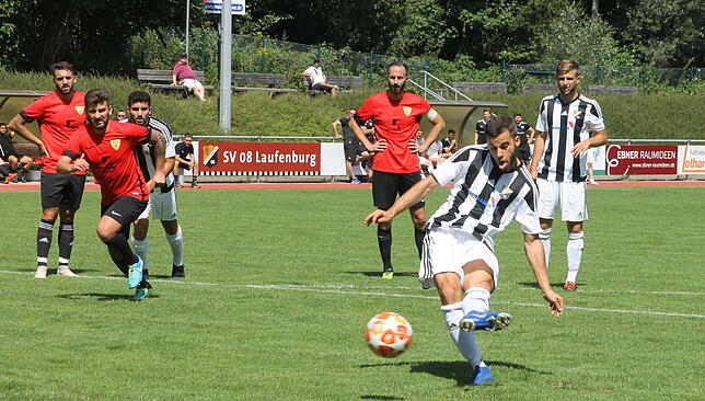 Ganz cool: Der Laufenburger Sandro Knab trifft in seinem vorletzten Spiel für den SV 08 Laufenburg per Foulelfmeter zum ...