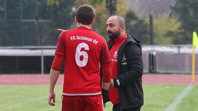 Abschied im Sommer: Nach zwei Jahren trennen sich die Wege von Trainer Faik Zikolli (rechts, mit Axel Rümmele) und dem FC Schönau.