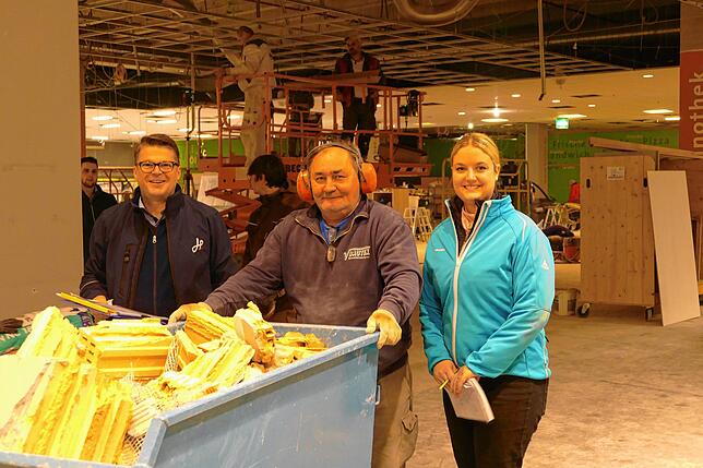 Karsten Pabst (links) und Birgit Wissler mit einem Bauarbeiter.