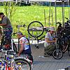 Die Ehrenamtlichen in der Fahrradwerkstatt nehmen sich reparaturbedürftiger Fahrräder an.