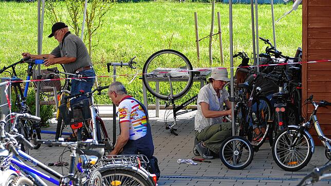 Die Ehrenamtlichen in der Fahrradwerkstatt nehmen sich reparaturbedürftiger Fahrräder an.