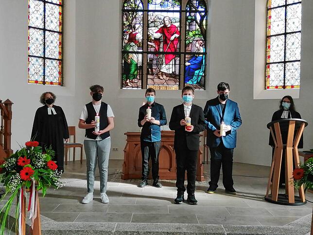 In der Christuskirche in Tiengen wurden in drei festlichen Kurzgottesdiensten mit Einhaltung der Corona-Regeln folgende Jugendliche von ...
