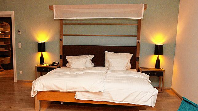 Das Bett einer Junior-Suite im Inselhotel Konstanz. Wie viel Steuern wird hierüber zukünftig an die Stadt fließen?