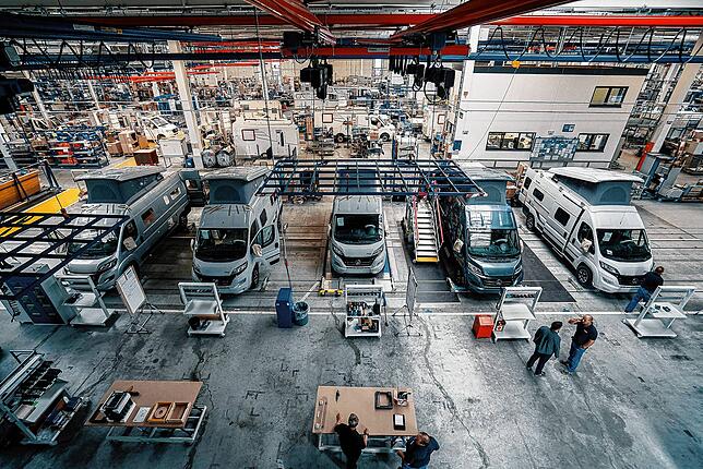 Hymer-Busse kurz vor der Endmontage im Werk in Bad Waldsee. Wie viele täglich die Hallen verlassen ist Werksgeheimnis.