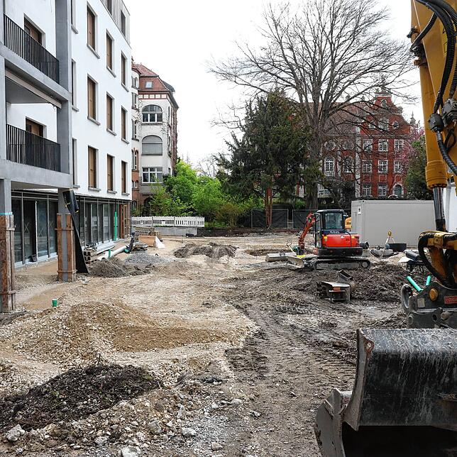 Vor dem künftigen Eingang des Pflegeheims Haus Zoffingen ensteht ein Garten mit öffentlichem Café und Wasserfläche.