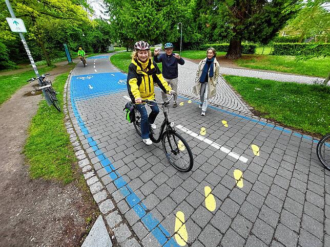 (Archivbild) Noch eine Gefahrenstelle: Wenn Fußgänger über den Weg zur Fahrradbrücke wollen, werden sie oft nicht beachtet. Da helfen ...