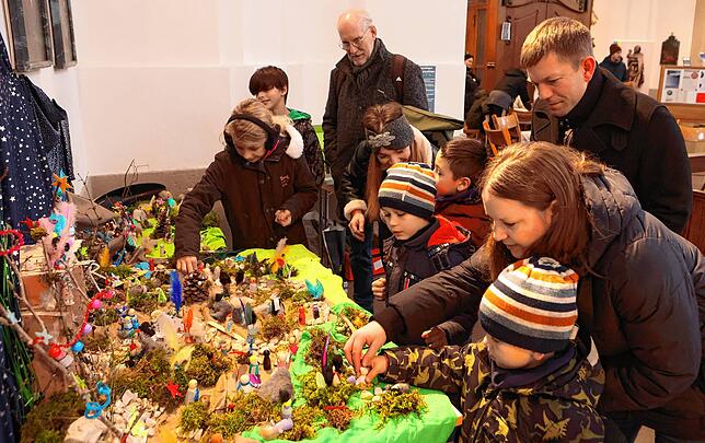 Großen Anklang findet die Gemeinschaftskrippe bei den Kindern, bei der die Kinder gebastelte Figuren dazu stellen können.