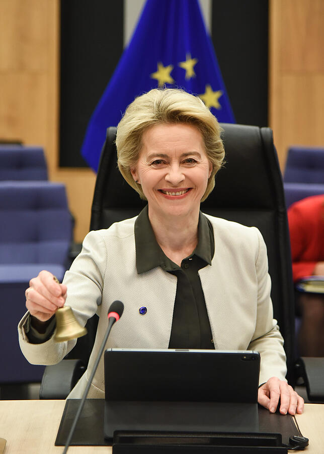 Ursula von der Leyen, Präsidentin der Europäischen Kommission, läutet mit der Glocke, um die wöchentliche Sitzung der Europäischen ...