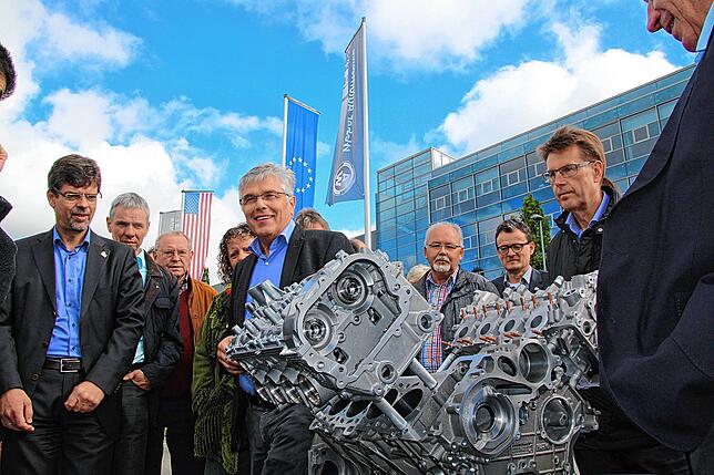Firmengründer Albert Weber (Mitte) beim Tag der Wirtschaft in Markdorf vor drei Jahren. Neben ihm Stadträte und Bürgermeister Georg ...