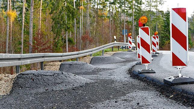 In einem Sanierungsteilbereich senkt sich die L&nbsp;170-Fahrbahn weiterhin &ndash; mittlerweile um rund 40 Zentimeter unter das ...