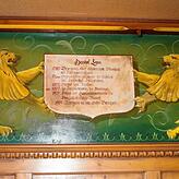 Auf dem Wappen im Speiseraum ist die Geschichte des Gasthauses „Zum Löwen“ nachzulesen.
