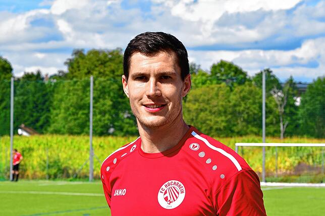 Thomas Wehrle (28) lebt in Bergöschingen und arbeitet als Anlagenmechaniker im elterlichen Sanitär- und Blechnerei-Betrieb. Fußball ...