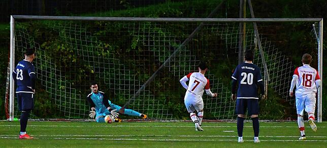 Jubiläums-Elfer pariert: Zum 50. Mal in dieser Bezirksliga-Saison wurde auf den Punkt gezeigt. Torwart Beytullah Köroglu ahnte beim ...