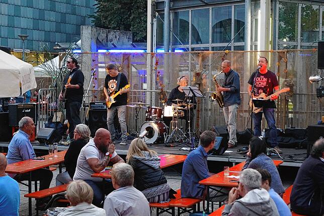 Little Sinners sorgen am Samstagnachmittag für beste Stimmung beim Suserfest auf dem Augustinerplatz.