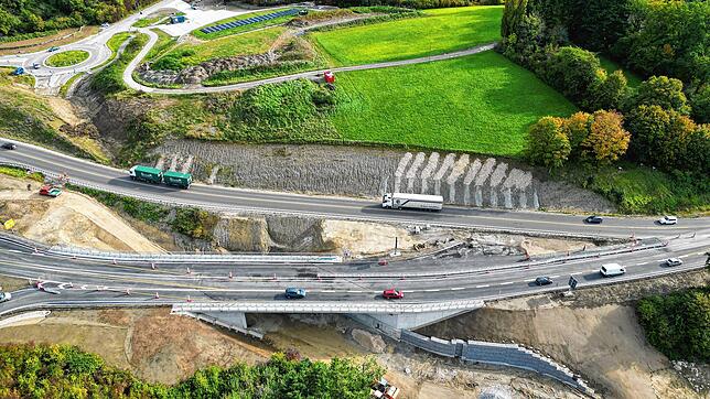 Die neue Brücke an der B31 über die Rengoldshauser Straße in Überlingen ist eröffnet, die Ersatzstraße kann zurückgebaut und die ...