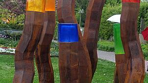 Die Stelengruppe „Hope“ aus Stahl und Glaskörpern steht auf dem Parkdeck beim Haus Salmegg und leuchtet über den Fluss hinüber. Foto: ...