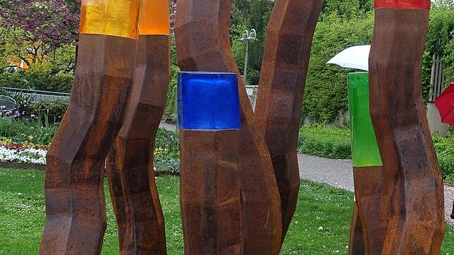 Die Stelengruppe „Hope“ aus Stahl und Glaskörpern steht auf dem Parkdeck beim Haus Salmegg und leuchtet über den Fluss hinüber. Foto: ...