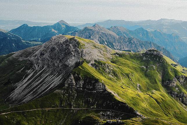 Blick von der Pfälzerhütte in eine imposante Bergwelt. Hier gibt es viele Wandermöglichkeiten mit unterschiedlichen Schwierigkeitsgraden.