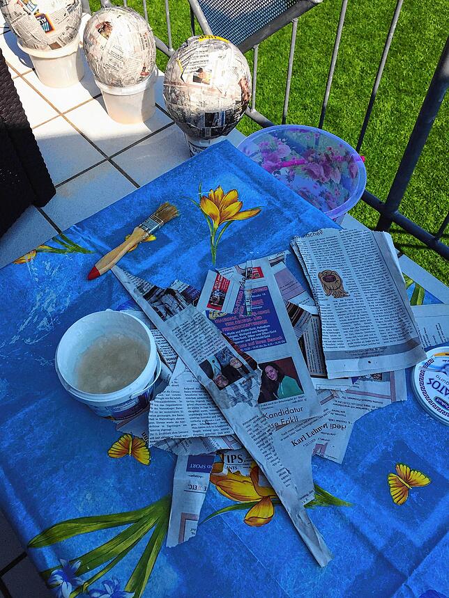 Meistens bilden bei Familie Ehinger Zeitungspapier und Tapetenkleister die Ausgangsbasis.
