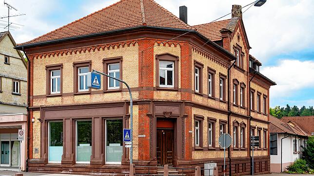Seit der Schließung des Treffmarktes im Juli 2019 steht das Haus Just in der Ortsmitte von Königsfeld leer. Das könnte sich bald ändern.