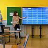 Lehrerin Juliane Waigel-Joos wählt aus, in welcher Zahlenkategorie die Kinder rechnen üben sollen.