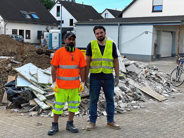 Barakat Oubaid (l.) und sein Cousin Maher Oubaid bei Ihrem Einsatz in Sinzig. Bereits am Tag zwei der Katastrophe traf Barakat mit einem ...