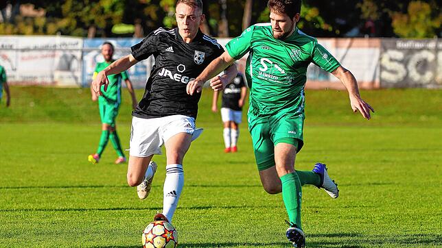 Alexander Deahne (rechts) trifft am Wochenende mit dem TSV Aach-Linz auf Leo Endres vom FC Hilzingen.
