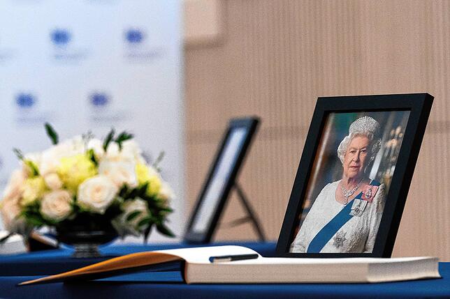 Ein Kondolenzbuch ist in der britischen Botschaft zu sehen. Bis zur Beisetzung der Queen ist es noch ein langer Weg.