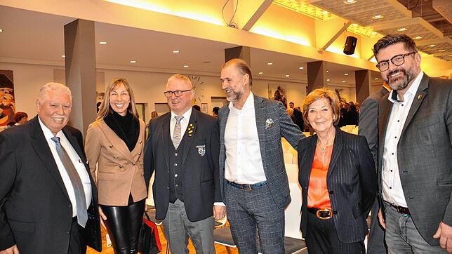 Im freundschaftlichen Rahmen werden beim Neujahrsempfang viele Gespräche geführt: Albert Metz, Frau Würtz, Michael Jer, Steffen Würth, ...