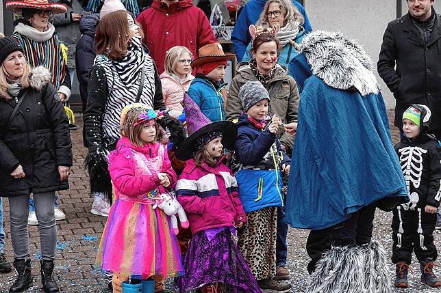 Glückliche Gesichter: Viele Kinder und Erwachsene haben beim Umzug in Rickenbach die heitere Stimmung und die ausgeteilten Süßigkeiten ...