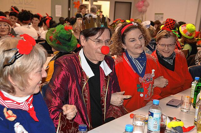 Bild 15: Rund 200 Frauen feiern im katholischen Pfarrsaal ausgelassen Fasnet