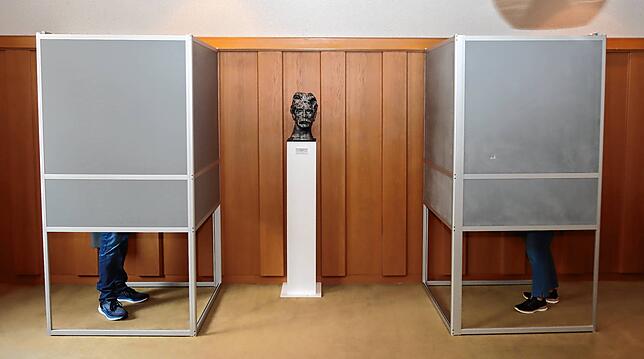 Zwischen den Wahlkabinen im Wahllokal im Königsfelder Rathaus wacht die Büste von Albert-Schweitzer während die Wähler ihre Kreuzchen ...