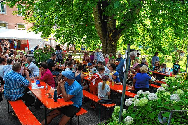 Auf dem idyllischen Kirchlatz lassen es sich die Besucher des Klettgaulaufes gut gehen.