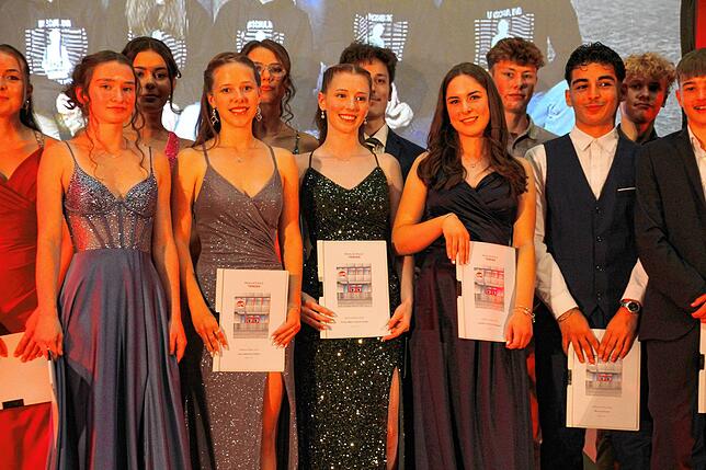 10 Jahre Schule sind geschafft! 110 Absolventen der Realschule Tiengen halten stolz ihr Zeugnis in den Händen.
